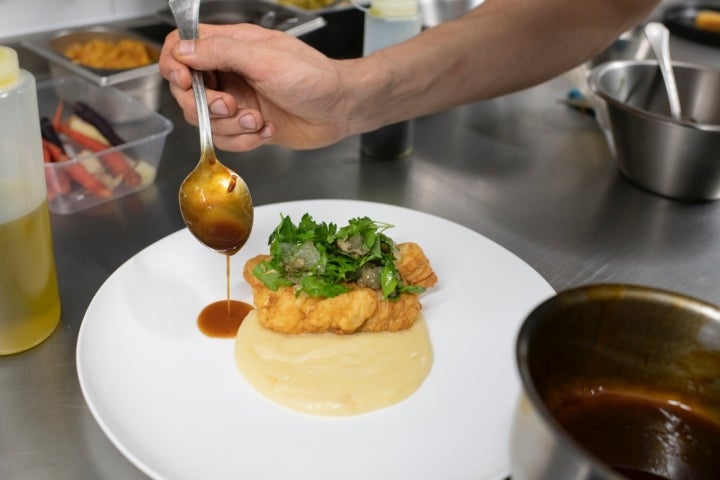 Escalope de rape a la romana con parmentier y ensalada de perejil con alcaparras.