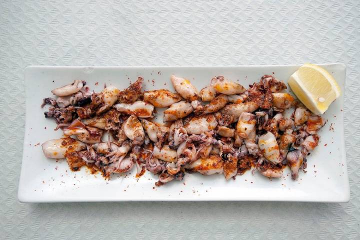 Los 'calamarets' preparados con la salsa tradicional: pimentón, ajo, perejil y aceite de oliva.