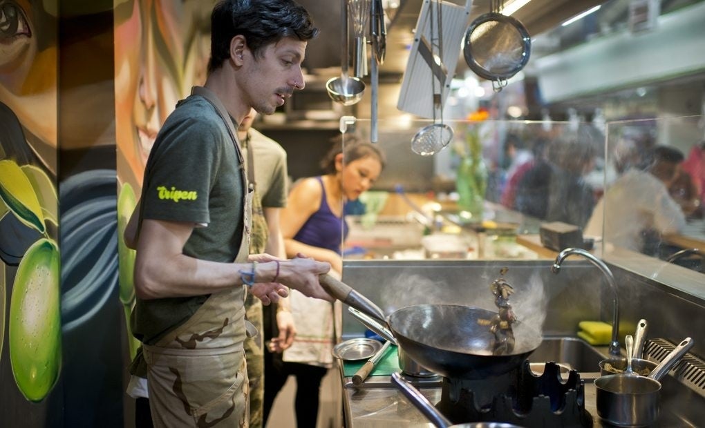 Roberto meneando las setas shiitake