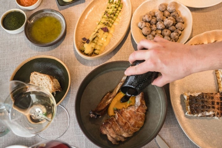 Carnes y pescados a la parrilla del restaurante Troqué (Adeje, Tenerife).