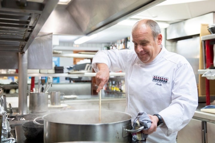 Nicolás Ramírez es el encargado de elaborar las delicias que salen de la cocina de 'Túbal'.