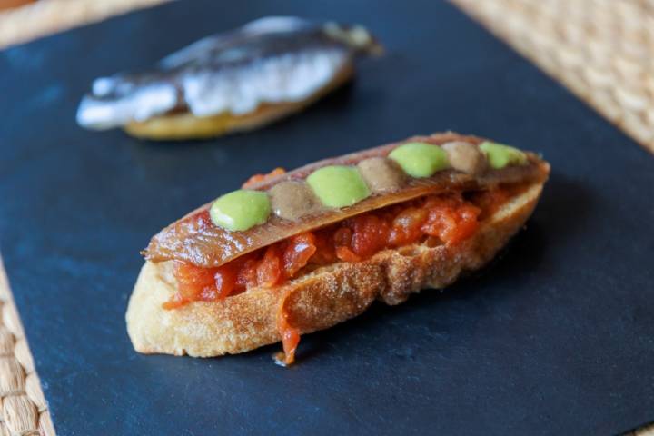 Lomo de sardina ahumada con pesto de albahaca, tapenade y chutney de tomate .
