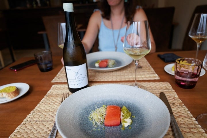 Salmón escocés marinado y reposado en crema de remolacha.