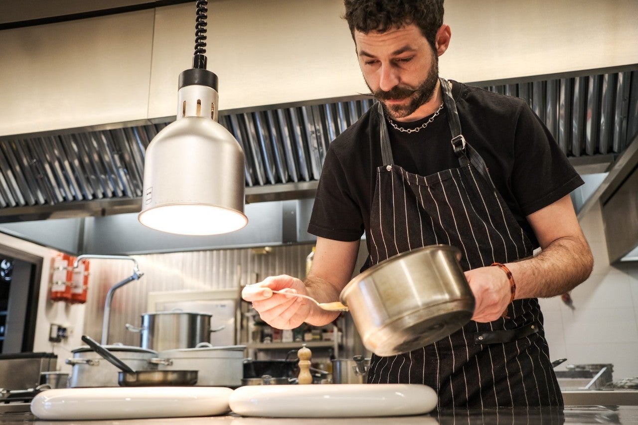 Guti emplatando en la cocina.