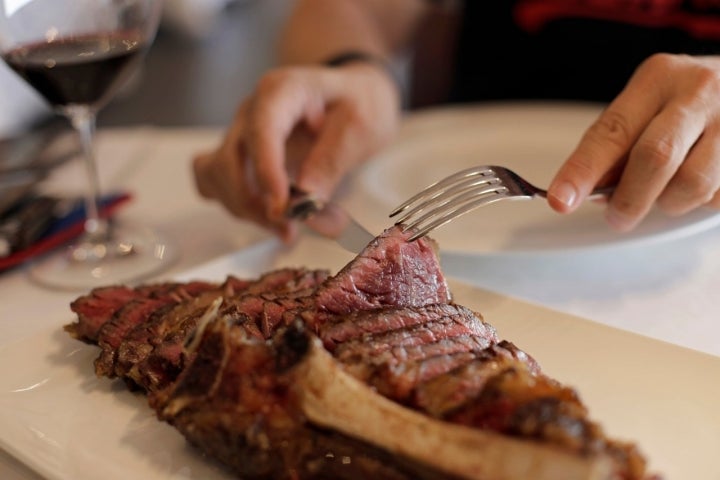 En 'Txakoli Simón' es posible comer una 'txuleta' de calidad a un precio ajustado.