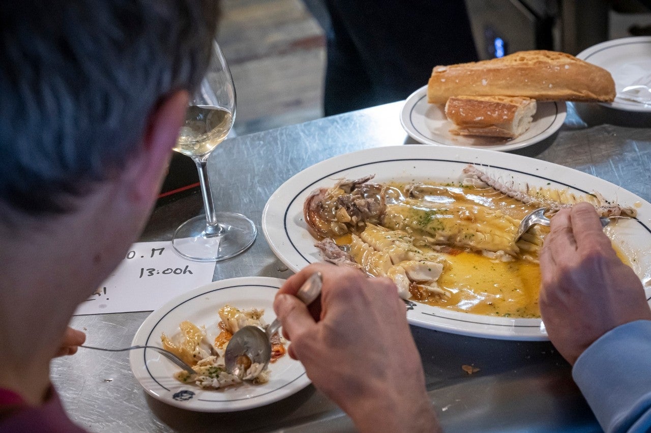 'Ultramarinos Marín' es el lugar indicado para degustar un pescado al estilo de un asador sentado en la barra de un bar.