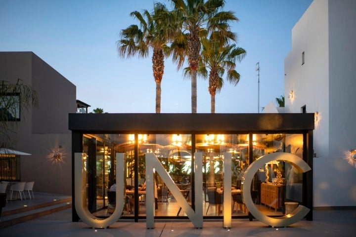 Cuando anochece, el restaurante ofrece un ambiente único.