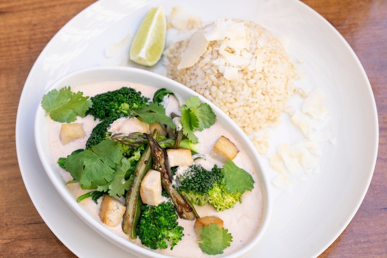 El curry de verduras se acompaña con arroz.