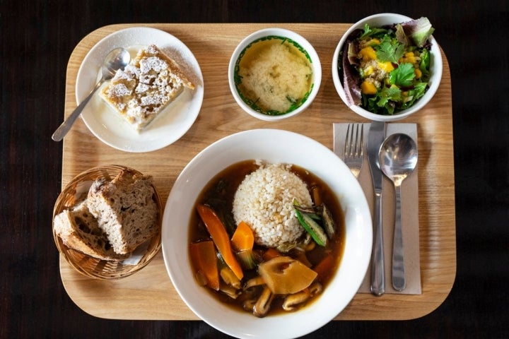 El plato principal de este menú es arroz integral con bambú, 'shiitake' y verduras en salsa de jengibre.