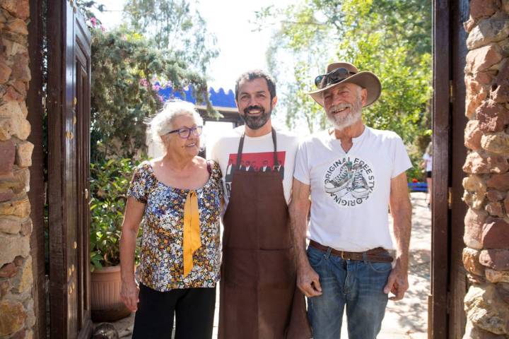 Miguel Campoy (con sombrero de 'cowboy') y Loli Pérez son los propietarios del restaurante; Juan Miguel Campoy, su hijo (en el centro), ayuda los fines de semana.