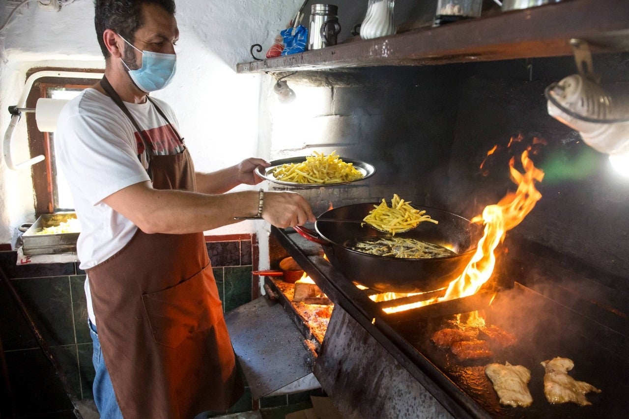 Juan Miguel Campoy avivando el fuego