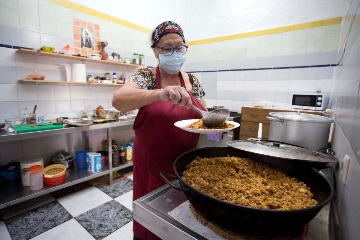 Loli guisando arroces por encargo