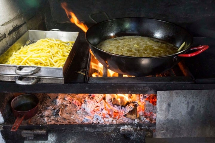 Patatas friéndose en la parrilla