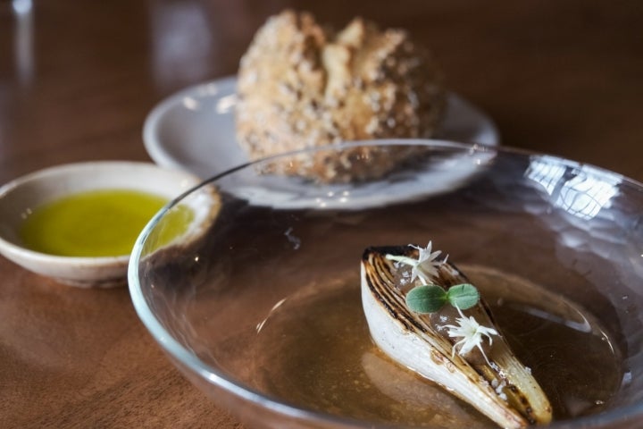 Cebolleta marcada a la plancha con un caldo de setas.
