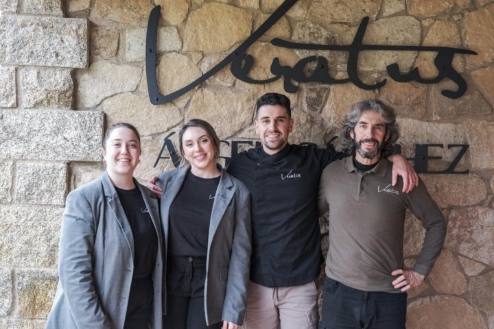 El equipo de Veratus posa en la entrada del restaurante.