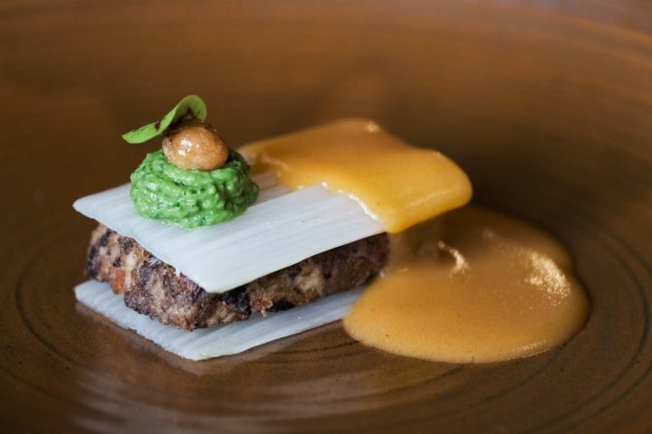 Penca de acelga con carne de cocido y patata revolcona.