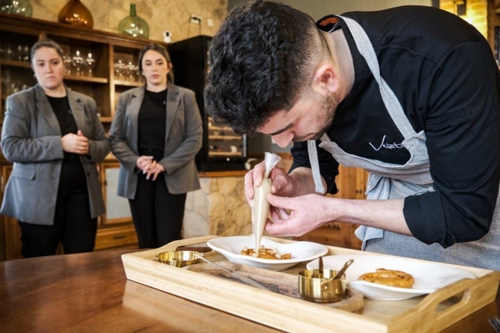 El cocinero Ángel Sánchez termina de emplatar el buñuelo de boletus en sala.