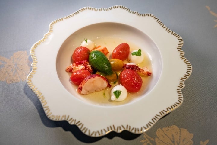 ensalada caprese de bogavante con su agua de tomate "virgin Mary"