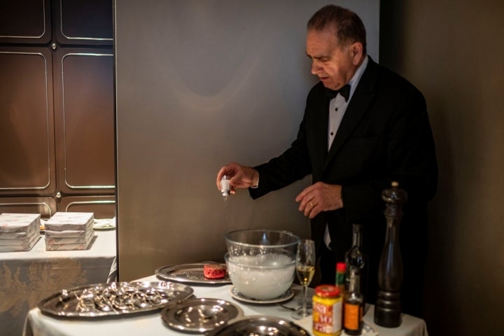 Luis González prepara el steatk tartar de la casa, que se puede pedir siempre aunque no lo encontremos en la carta.