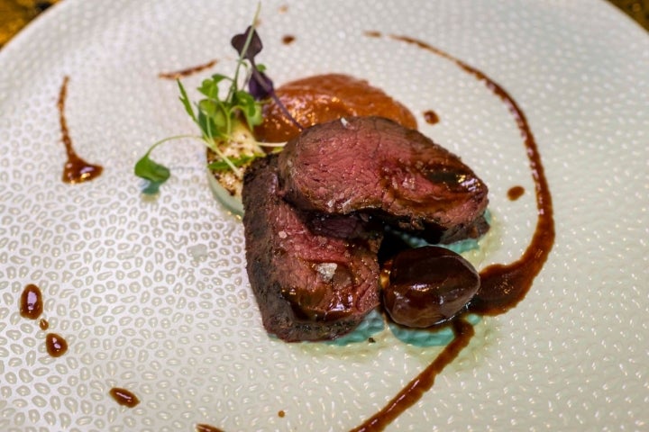 Lomo de ciervo con puré de membrillo, trufa, queso de rulo de cabra y castañas.