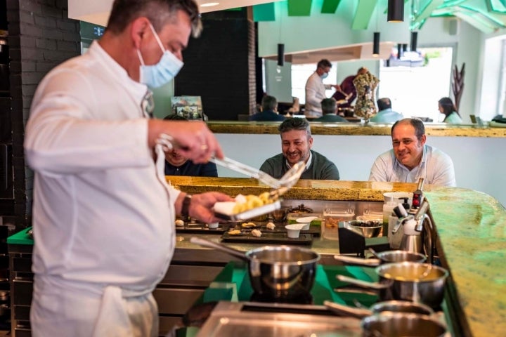 Víctor cocinando en su barra.