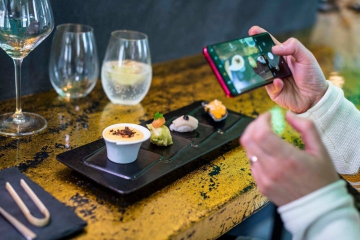 Los aperitivos: Morcilla de Navahermosa con erizo de mar, nigiri de tocino ibérico con trufa, ensaladilla en tempura con wasabi y mejillón tigre en escabeche.