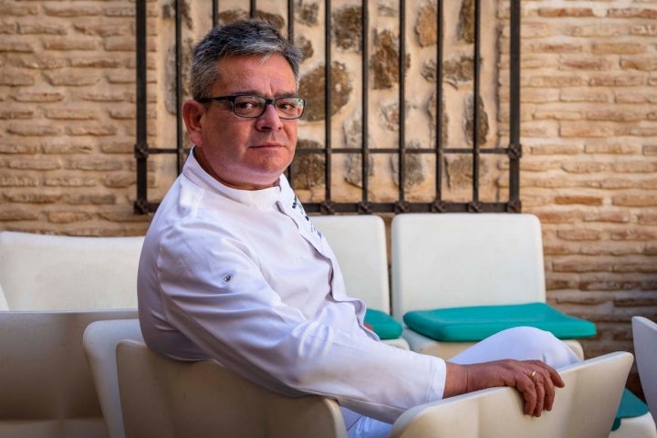 Víctor Sánchez Beato, posando frente a los muros del hotel que alberga el restaurante.