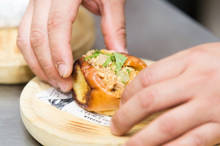 Pan brioche de mantequilla con pollo en adobo coreano y yuzu.