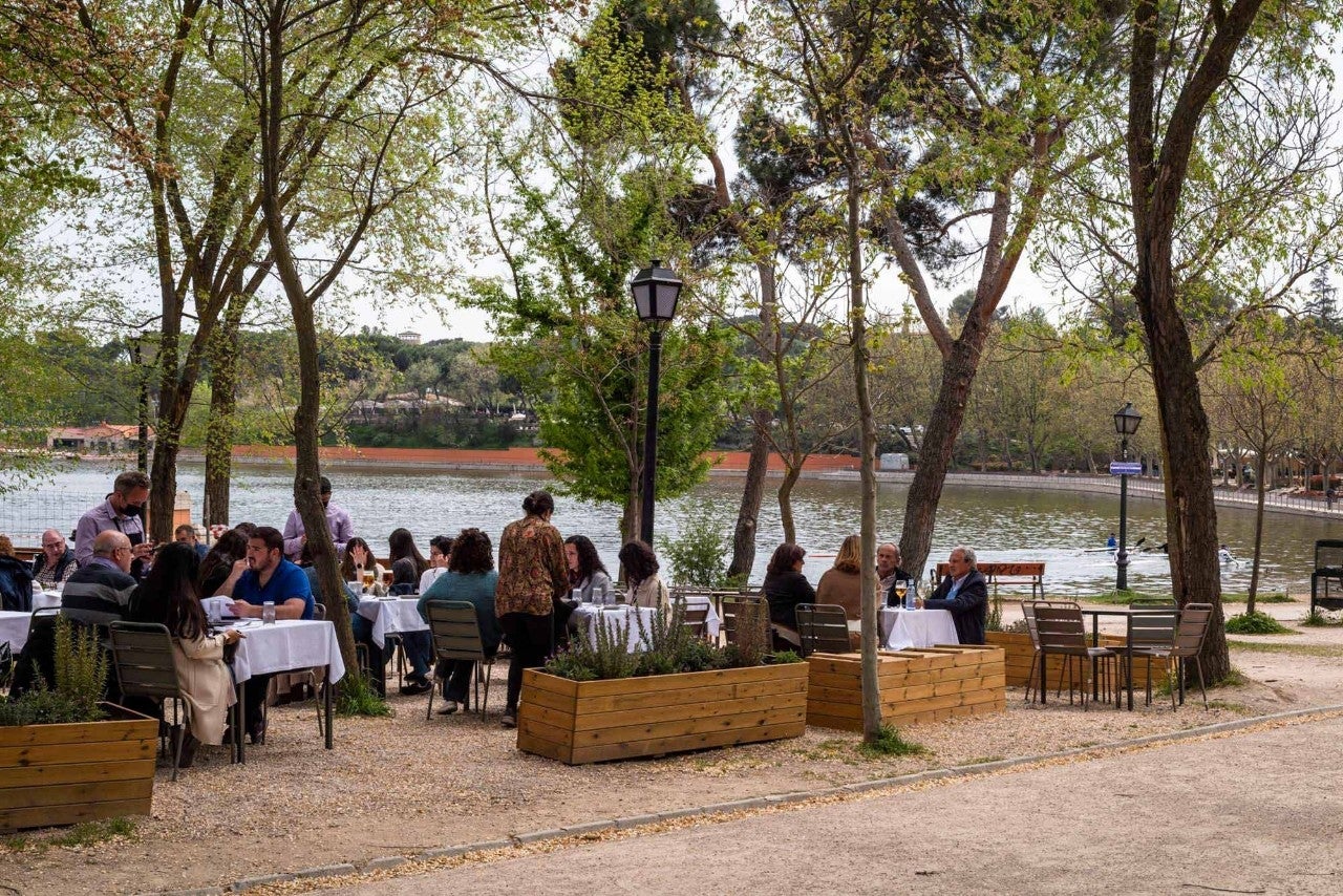 Comer de lujo a la orilla de un lago