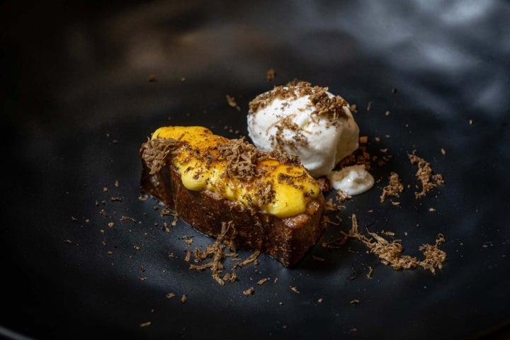 Tostada de Santa Teresa de maíz, crema catalana, helado kéfir y trufa de verano.