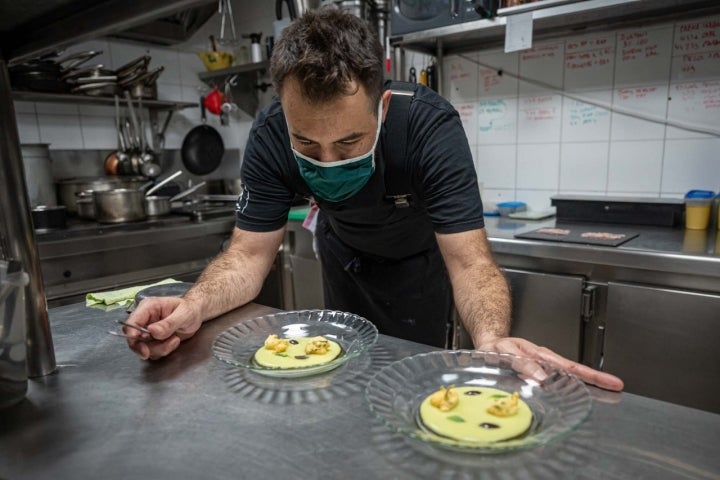 A punto de servir la crema de calabacín con salsa jurvert de albahaca y pistachos. ​