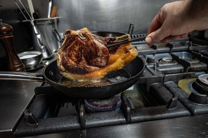 Preparando el chuletón de vaca del Pirineo.