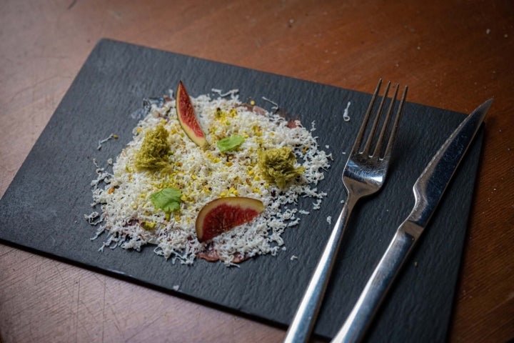 Laminado de magret de pato, ricotta ahumada, higos y pistacho.