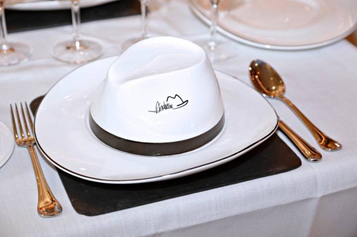 Viridiana: sombrero de ala ancha sobre la mesa