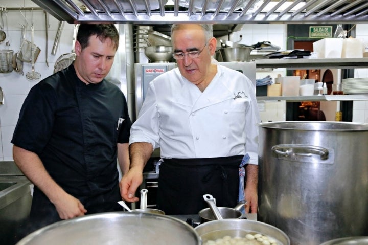 Abraham García cocinando con su mano derecha en 'Viridiana'