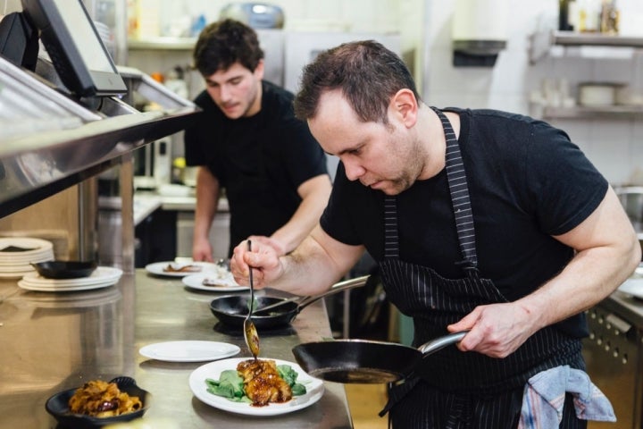 Barcelona 11/3/18 Vivanda. El jefe de cocina, Nacho Hernando, ultimando el plato de pie de cerdo con mollejas de ternera, espinacas y mostaza . Foto de César Cid.