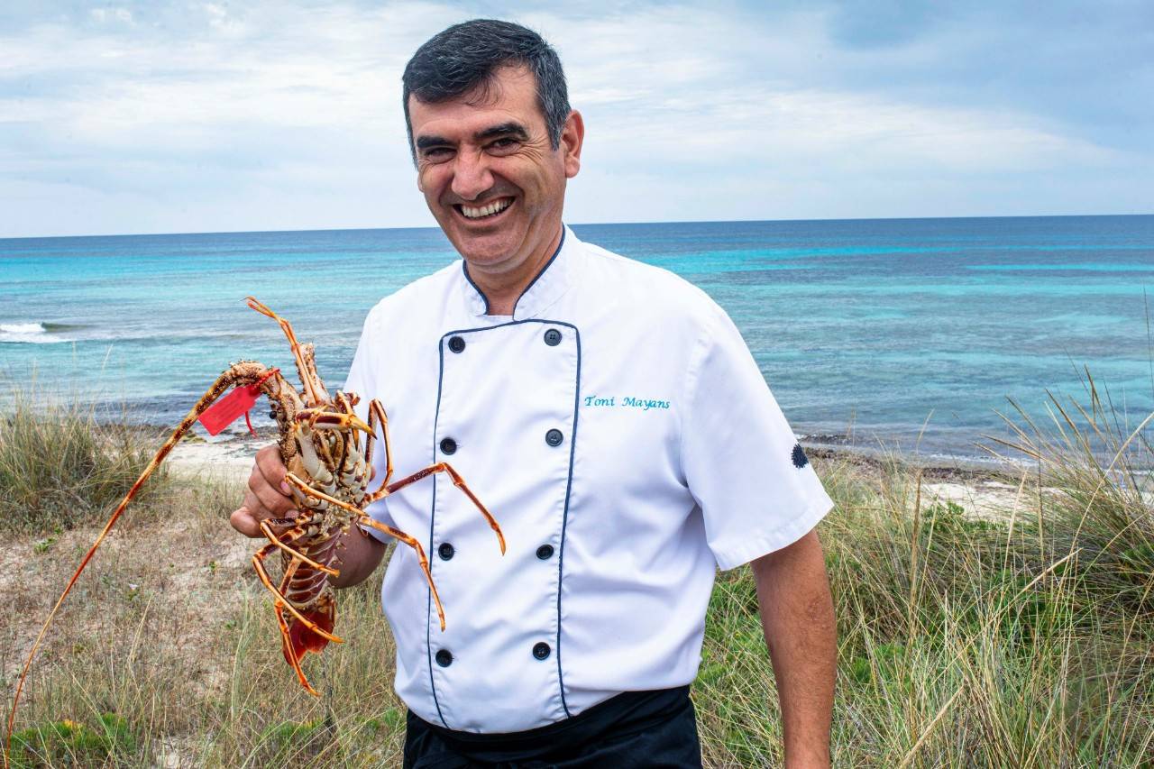 Restaurante 'Vogamari': Toni Mayans, el chef, con una langosta en la playa de Migjorn