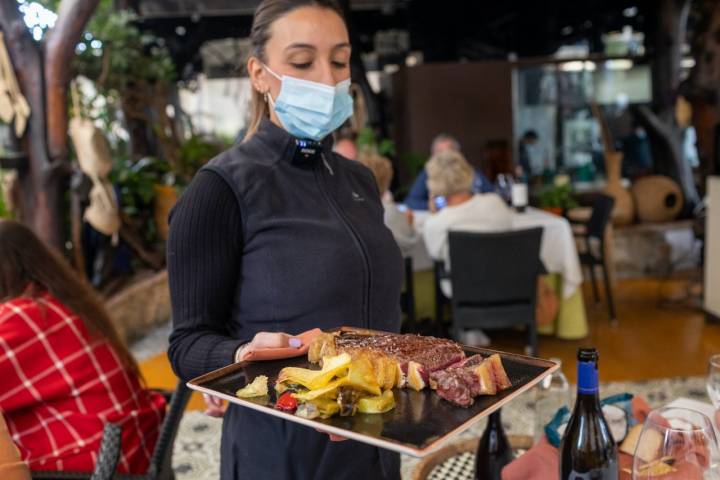 Restaurante 'La Castillería' (Vejer de la Frontera): camarera muestra un plato de carne