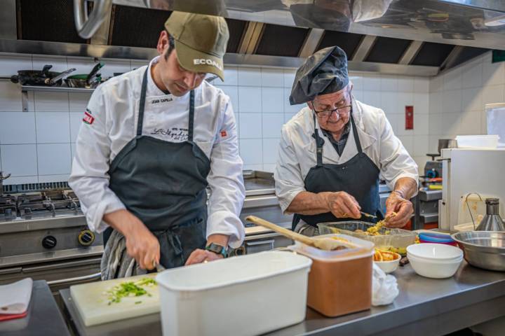 El chef Joan Capilla acompañado de su padre en la cocina de Algadir