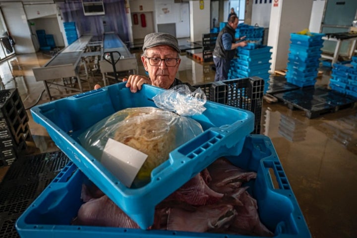 Joan Batiste, padre del chef de Algadir, en la lonja de Sant Carles de La Ràpita