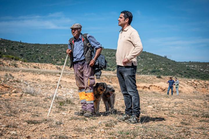 Joan Capilla, chef de Algadir, junto a un pastor en la sierra de Montsiá