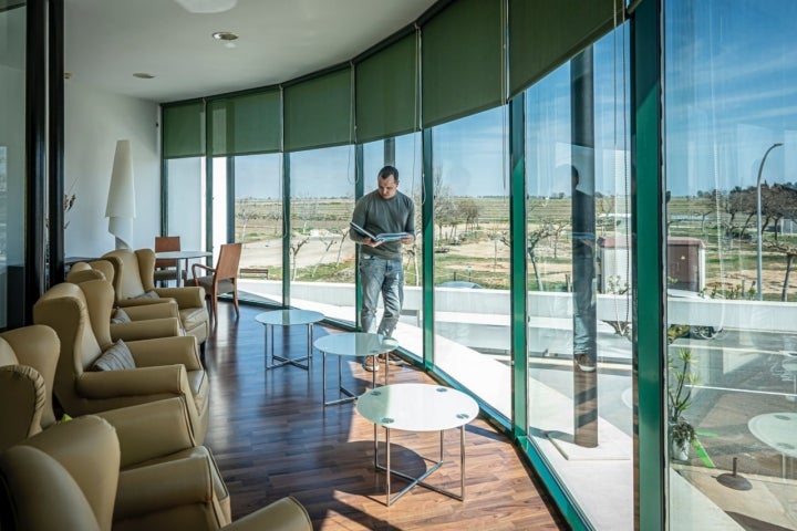 Sala de lectura del hotel Algadir