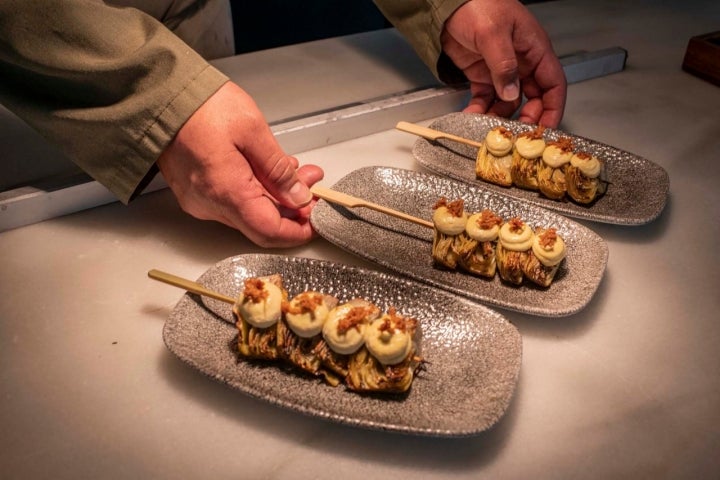 Alcachofas confitadas y marcadas a la brasa con mahonesa de huevo frito.