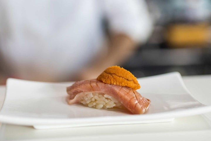 'Nigiri' de ventresca de atún rojo con hueva de erizo.