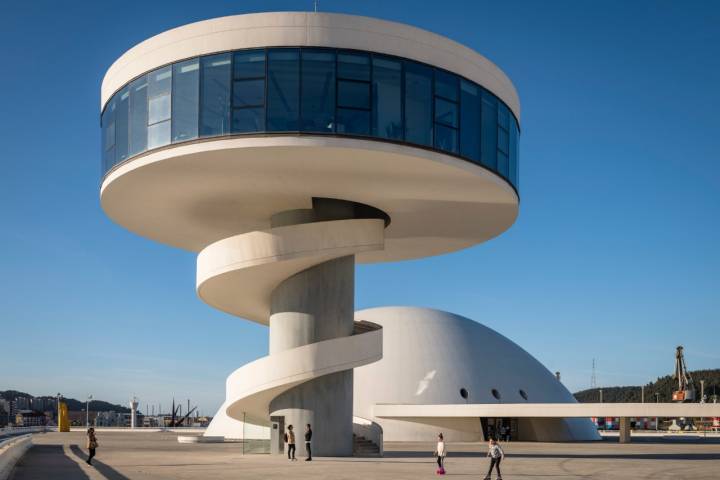 La torre mirador del Centro Niemeyer.