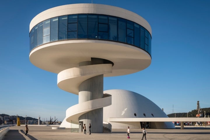 La torre mirador del Centro Niemeyer.