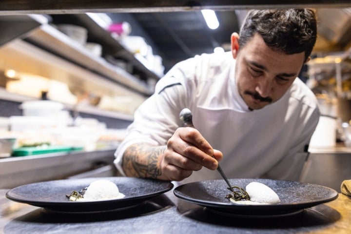 Arrillaga termina de emplatar ‘Ostras, limones y coliflor’.