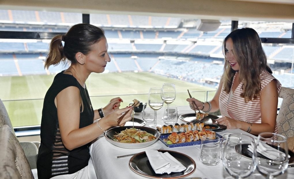 Saborear la gastronomía asiática con vistas al campo del Bernabéu.