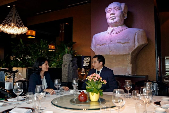 El busto de Mao, que aunque parece robusto, está hueco por dentro.