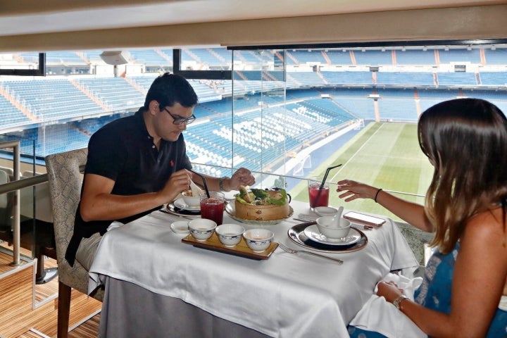 Una pareja comiendo